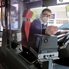 Los conductores de autobuses repartieron mascarillas, obligatorias para el uso del transporte público. MARIO TEJEDOR