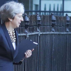 Theresa May sale de su residencia oficial de Downing Street, en Londres.-AFP