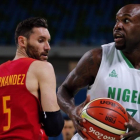 Rudy mira de reojo a Aminu, en una acción del partido-JORGE ZAPATA