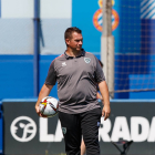Diego Martínez, el entrenador del Numancia en la zona técnica del banquillo durante el partido de esta mañana. Área 11