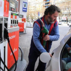 Un conductor reposta en una gasolinera de Barcelona.-RICARD CUGAT