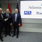 El presidente de ACS, Florentino Pérez (c); el consejero delegado de Atlantia, Giovanni Castelluci (i), y el presidente de Hochtief, Marcelino Fernández Verdes (d), durante una rueda de prensa para explicar los detalles de su oferta conjunta por la totali-EMILIO NARANJO (EFE)