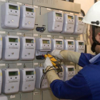 Un técnico revisa los contadores de electricidad hace unos días en Barcelona.-/ PERIODICO