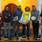 Luis Ángel Tejedor, Luiyi, de amarillo en el centro de la imagen, recoge el premio como vencedor.-HDS