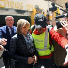 La primera teniente de alcalde del Ayuntamiento de Reus, Teresa Gomis, acompañada del alcalde de la localidad, Carles Pellicer (CiU) (izquierda), sale detenida por la puerta de atrás del ayuntamiento, el martes 28 de abril.-Foto: EFE / JAUME SELLART