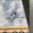 Impacto de rodamiento en el cristal de una ventana de la primera planta del edificio de la Jefatura de Policía Nacional en Barcelona, que se registró durante la noche de este jueves.-M. R.