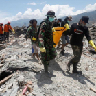 Rescate en Indonesia tras el tsunami.-REUTERS