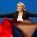 Le Pen, sonriente, en su acto electoral en Villepinte, cerca de París, el 1 de mayo.-REUTERS / CHARLES PLATIAU
