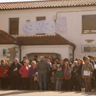 Los vecinos, frente al edificio que albergaba la farmacia, corearon cánticos para llamar la atención de la Junta y del Colegio de Farmacéuticos.-HDS