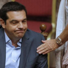 El primer ministro griego, Alexis Tsipras, en el transcurso de una maratoniana jornada en el Parlamento.-REUTERS / CHRISTIAN HARTMANN