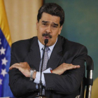 Nicolás Maduro intenta convencer a los venezolanos que Colombia está maquinando derrocarlo a la fuerza.-AP