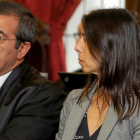 Raquel Gago, junto a su abogado, en una imagen de archivo durante la lectura del veredicto del jurado.-J. CASARES (POOL)