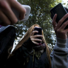 Un grupo de adolescentes utilizando sus 'smartphones'.-FERRAN NADEU