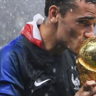 Griezmann besa la Copa del Mundo.-FRANCK FIFE (AFP)