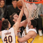 Pau Gasol busca la canasta en el partido ante los Lakers.-EFE