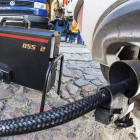 Un dispositivo mide los niveles de emisiones del motor diésel de un Volkswagen Golf 2.0 TDI en un taller de Fráncfort.-EFE / PATRICK PLEUL