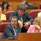 Salvador Cruz, que defendió la proposición de ley, con Manuel García y Mar González.-ICAL