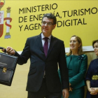 El ministro de Energía, Turismo y Agenda Digital, Álvaro Nadal, recibe la cartera ministerial de manos del titular de Economía, Luis de Guindos.-AGUSTÍN CATALÁN