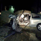 Imagen del coche empotrado en la fuente, anoche, en la localidad de Almarza. / ICAL-