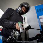 Repostaje en una gasolinera de Barcelona.-/ FERRAN NADEU (FERRAN NADEU)