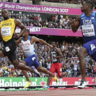 Coleman (derecha), junto a Bolt, en los Mundiales de Londres del 2017.-AP / MATTHIAS SCHRADER