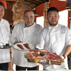 José Gordón, propietario de El Capricho,  junto a los chefs Hiroisha Koyama y Sergey Men.-L.P.