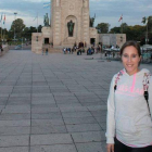Rebeca Gil, junto al monumento a la bandera en la localidad de Rosario.-