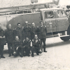 Olegario Gómez, en el centro abajo agachado, junto a otros miembros del antiguo parque de bomberos de Soria.