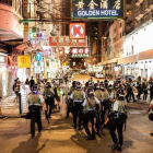 Un grupo de policías antidisturbios toma posición en una calle de Hong Kong.-