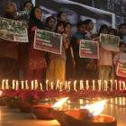 Varios niños participan, el sábado pasado, en un acto en recuerdo de las víctimas de un atentado en un colegio de Quetta que tuvo lugar hace tres años.-/ EFE EPA / FAYYAZ AHMED