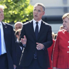 El presidente estadounidense  Donald Trump , el secretario general de la OTAN , Jens Stoltenberg, y la cancillera alemana, Angela Merkel, en Bruselas.-STEPHANIE LECOCQ