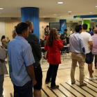 Un grupo de personas hacen cola en una oficina de Empleo en Barcelona.-RICARD CUGAT