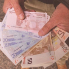 Billetes de euro en una imagen de archivo. HDS