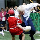 Boris Johnson colisiona contra un crío de 10 años en Tokio.-