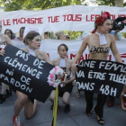 Activistas de Femen en la manifestación en contra de la violencia machista de París.-AP / MICHEL EULER