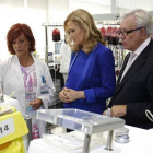Cristina Cifuentes, presidenta de la Comunidad de Madrid, durante la visita que ha realizado a la sede del Centro de Transfusión de Sangre de Madrid.-Foto: EFE