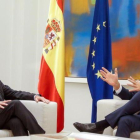 El presidente del Gobierno, Pedro Sanchez  y el comisario europeo de Asuntos Economicos y Monetarios, Pierre Moscovici, en La Moncloa.-EMILIO NARANJO (EFE)
