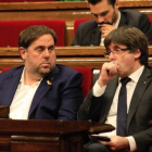 Oriol Junqueras y Carles Puigdemont, en el Parlament, en octubre del 2017-FERRAN NADEU