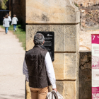 Turistas a la entrada del monasterio de San Juan de Duero, en la capital soriana. GONZALO MONTESEGURO