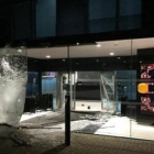 Una de las paredes de vidrio de la sede de Red Bull en Milton Keynes, reventada.-Foto: TWITTER