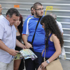 Un grupo de turistas ayer en la capital. / VALENTÍN GUISANDE-