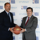 Chus Bueno, de NBA España (izquierda) y Borja Prado, presidente de Endesa-EL PERIÓDICO