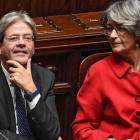 Gentiloni (izq) junto a la ministra de Relaciones con el Parlamento, Anna Finocchiaro, antes de la votación en la Cámara de los Diputados, en Roma, este martes.-EFE / GIUSEPPE LAMI