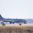 Vista de un avión Boeing 737-800 de American Airlines.-EFE