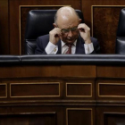 El ministro de Hacienda en funciones, Cristóbal Montoro, en el pleno del Congreso de los Diputados.-JOSE LUIS ROCA