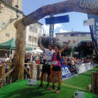 Manuel Merillas y Ohiana Kortazar, celebran sus primeros puestos en la meta del Desafío Urbión.-HDS