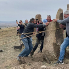 Colocación de la cuarta piedra del dolmen del siglo XXI, ayer, en Carrascosa. HDS