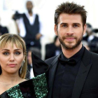 Miley Cyrus y Liam Hemsworth posan en el ’photocall’ de la gala solidaria del Metropolitan Museum of Art s Costume, el pasado mayo en Nueva York.-
