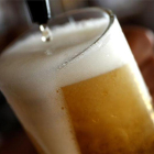 Un camarero sirve una pinta de cerveza en un pub de Londres, Reino Unido.-REUTERS / PETER NICHOLLS