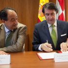 El consejero de Fomento y Medio Ambiente, Juan Carlos Suárez-Quiñones, junto al delegado de la Junta, Manuel Lopez,firma del Programa Rehabitare.-ICAL